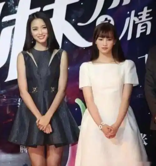 关晓彤身高也很一般,碰到张梓琳分分钟被碾压,她才是合影杀手!