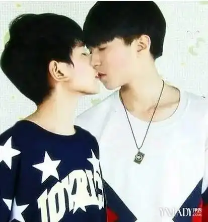 王俊凯和王源亲嘴 - 抖音