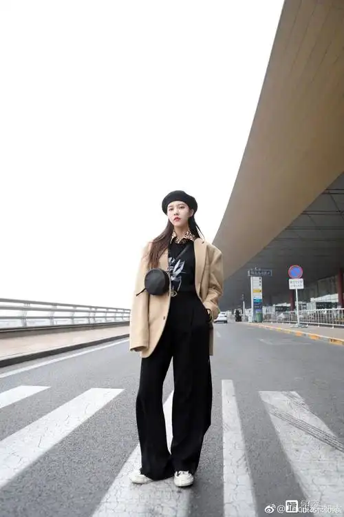 宋妍霏又换新发型,波浪卷搭配吊带连衣裙,秒变青春少女时尚达人