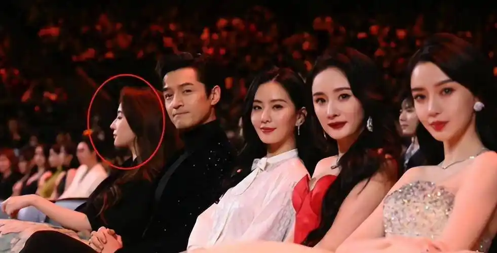 微博之夜两组的合影,充分展现了刘亦菲的"压力".