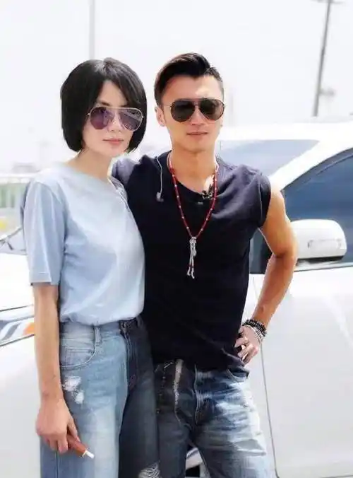 王菲与李亚鹏离婚后,很少与前夫同框,但谢霆锋与张柏芝离婚后的几年里