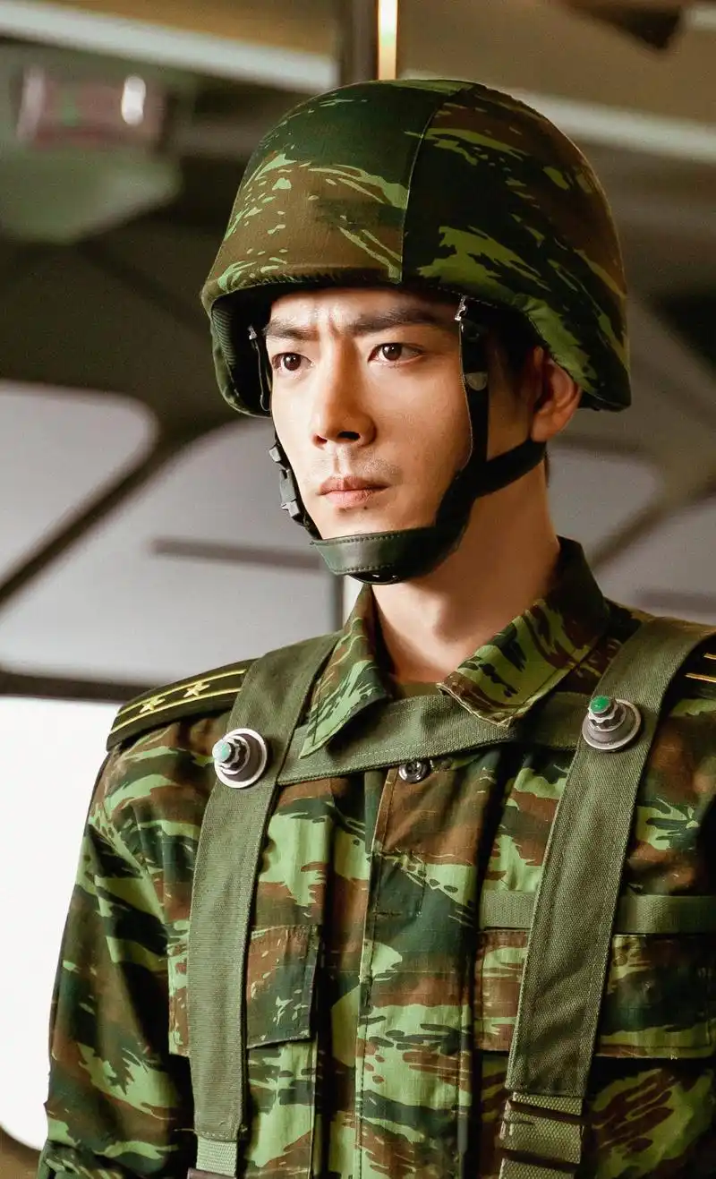 肖战军装图片:一身戎装,英姿飒爽