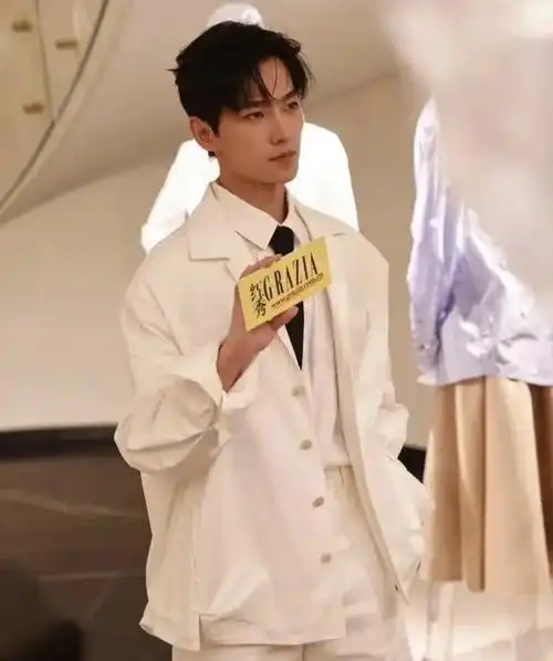 路人镜头下的杨洋,无美颜,无滤镜,真实"腿长"一目了然|显高|发型|穿搭