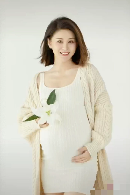 的一组孕肚照,并配文"宝宝快点出来吧,妈妈实在是hold不住这个肚子"