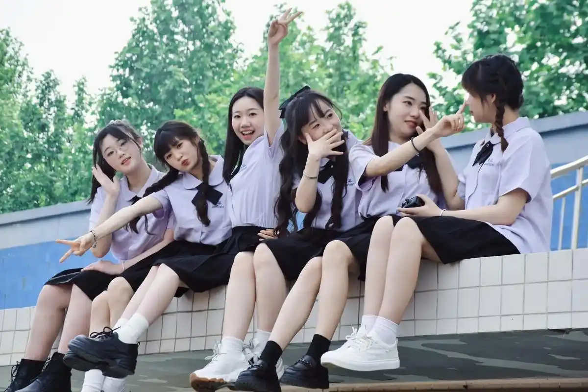 六人毕业照拍照姿势分享