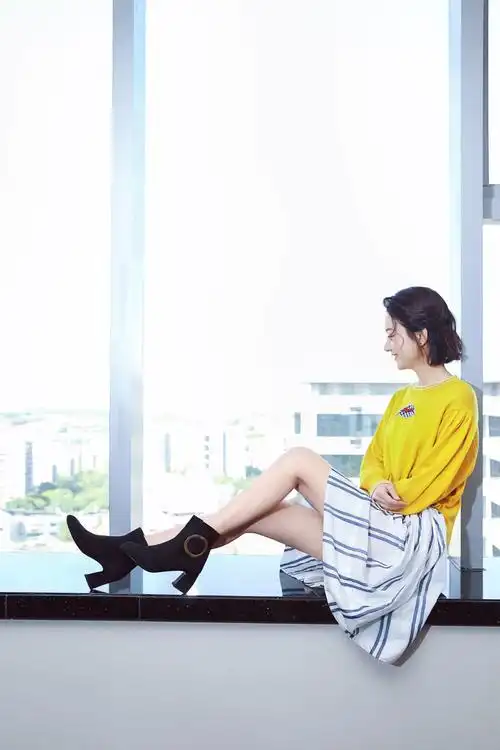 赵丽颖影院捞金变身"小黄人",透的整个人发白美的让人窒息,赵丽颖时尚