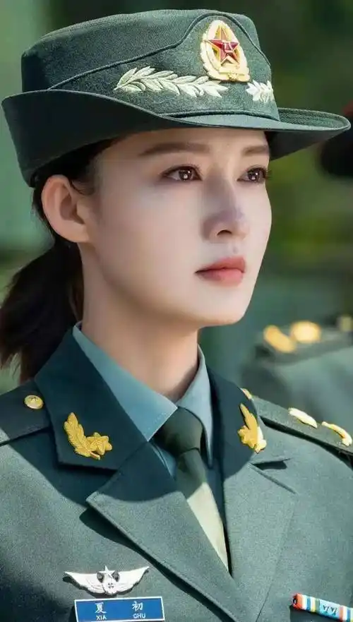 女星军装照:有人美有人飒,果然女孩帅起来就没男人什么事了_周冬雨