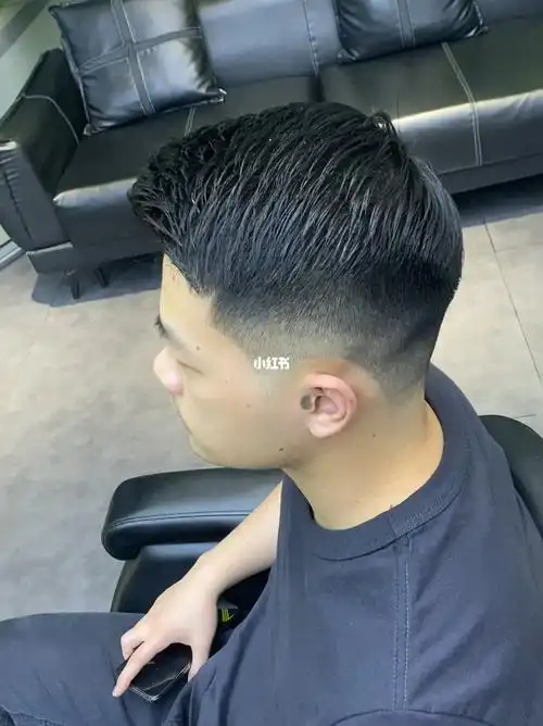 男生发型  #短发  干净清爽的油头来咯,喜欢的朋友可以试试,真的汉妹