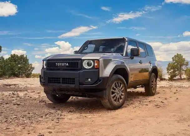 这款车型基本可以认为是此前国内市场耳熟能详的热门越野车丰田霸道