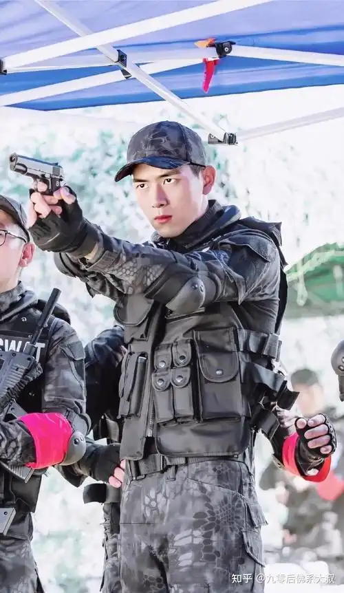 男星演军人走硬汉风肖战正气凛然李现眼神犀利杨洋代入感强