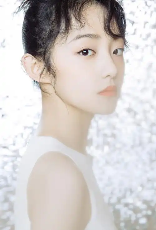 吴佳怡时尚俏丽活动写真,清新脱俗,娇艳欲滴!