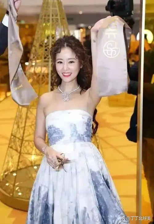 能看出来已经将近50岁的林心如保养的很不错,已经是当妈的人了,但整个