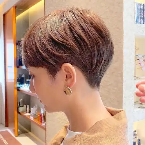 要说最利落的女士短发莫过于推边头,沿着发际线用电推剪向上推推,带点