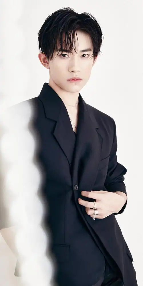 易烊千玺四字弟弟手机高清壁纸