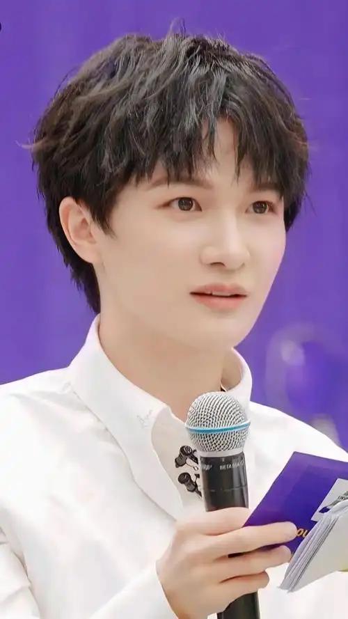 周深是内娱温柔天花板吧#太喜欢周深了,歌唱得温柔,人帅气,周深的