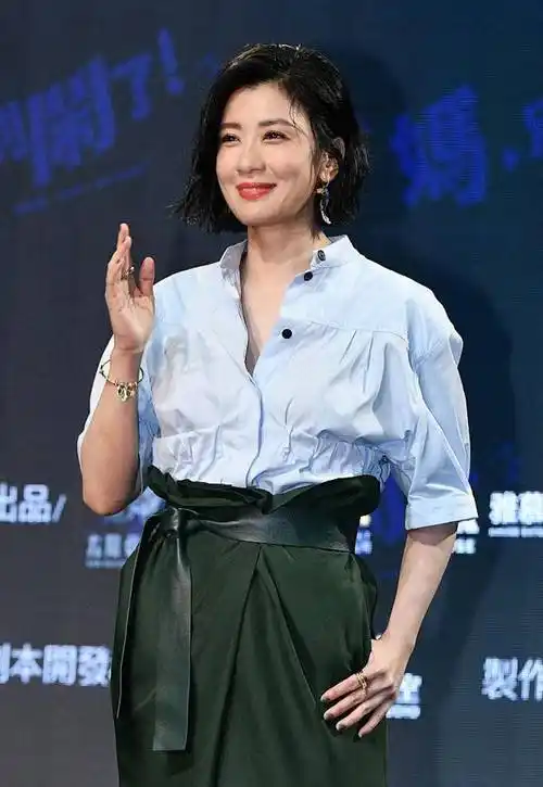 45岁贾静雯穿衬衫出席活动,无奈未修图膀大腰圆,女神中年发福了_淡