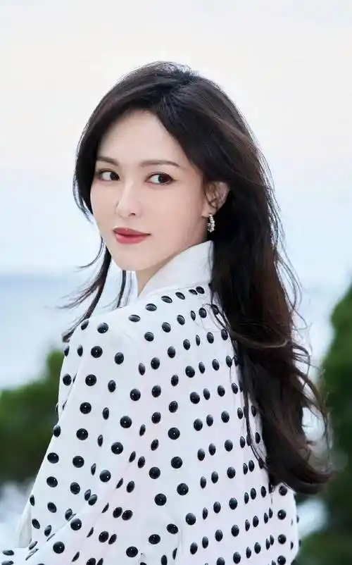 唐嫣罗晋婚变?杨幂龚俊剧组夫妻?张凌赫劈腿白鹿? 刘耕宏夫妇歪屁股?