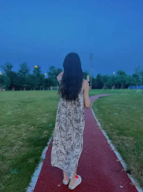 待我长发及腰时#长发及腰 #背影 #长发女孩 #时间会治愈一 - 抖音