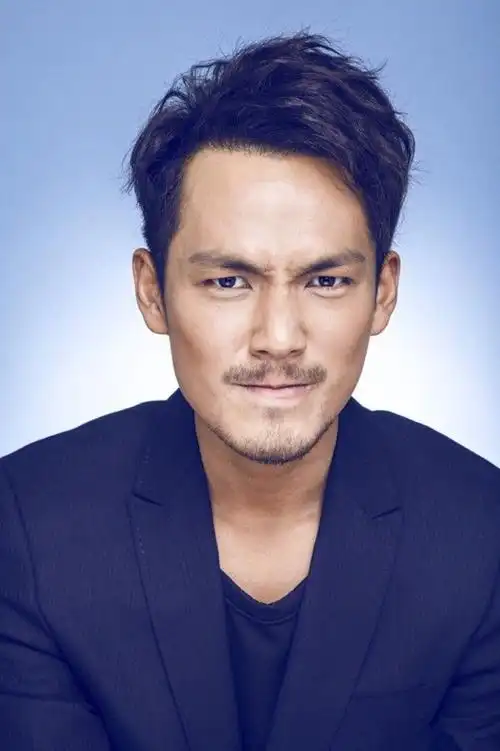 有点类似飞机头的一款短发,其实钟汉良的脸型偏长,太过飞扬的造型