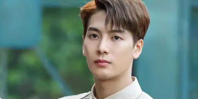 从正面看,王嘉尔属于偏长的脸型.颧弓轻微外扩,颧骨高热适中.