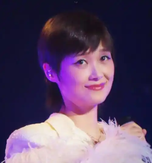 那个夏天,李宇春在《快乐女声》的舞台上,用她那独特的嗓音征服了无数