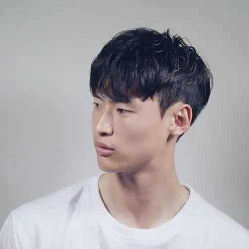 男生潮发型之微卷发型齐刘海微卷烫发图片4