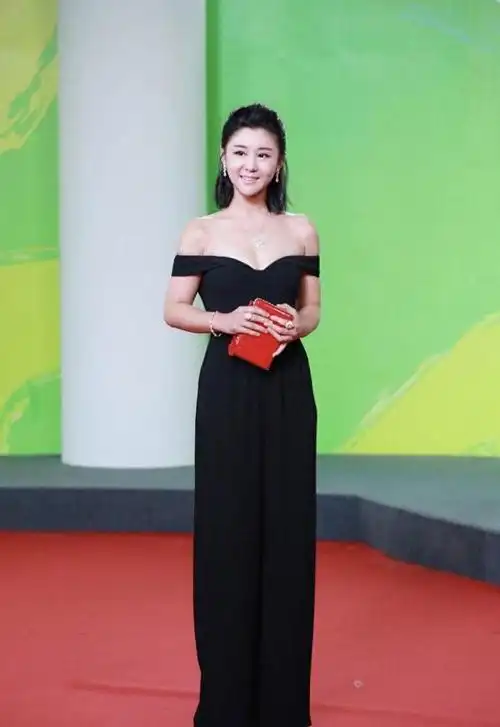 李小萌身材有点肉更性感穿挂脖露背连衣裙亮相像人间水蜜桃