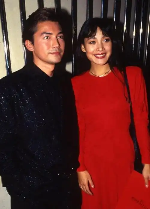 57岁陈冲一家近照,两个女儿长相貌美,老公颜值却一言难尽