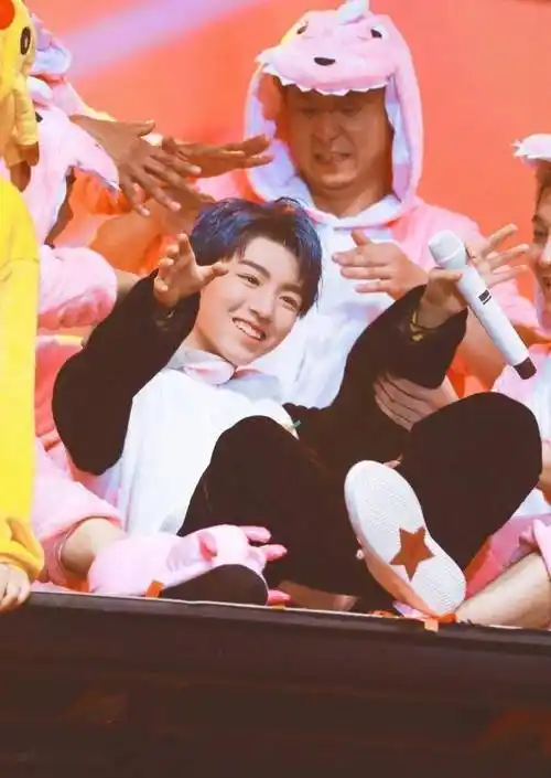 而王俊凯作为tfboys中的一员,他们在早期的时候为了让《青春修炼手册