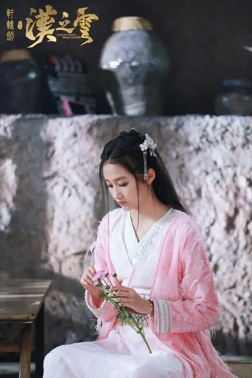 完成个人出道作品《 a target="_blank" href="/item/烟海沉浮