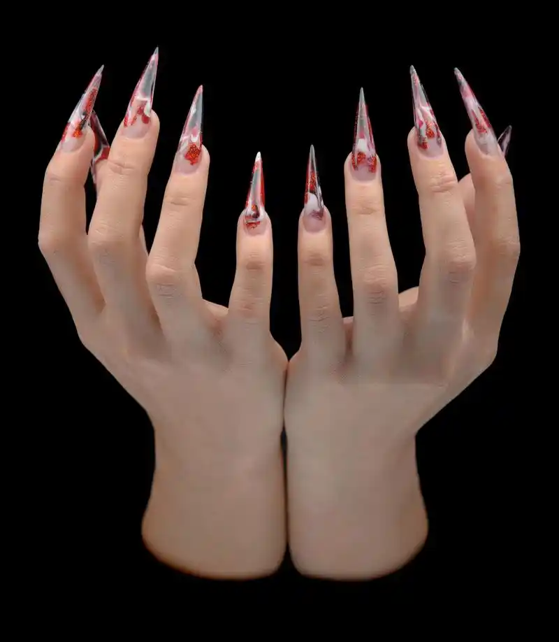 年轻女子长美甲修指甲在指甲上的手的特写