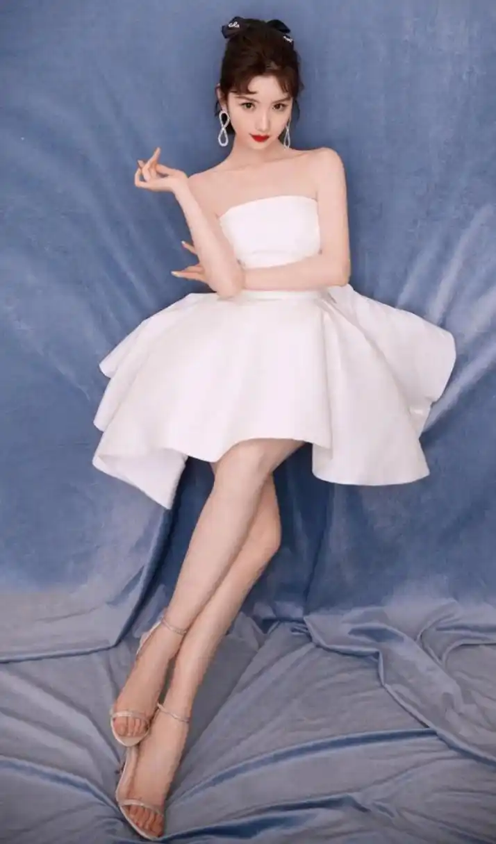 毛晓彤一袭抹胸白裙,秀美腿!
