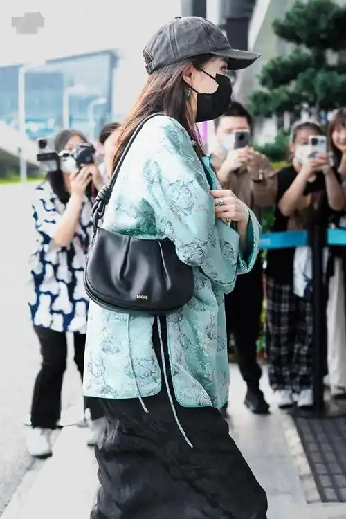 可圈可点的地方是很多的,但最值得学习的是杨幂的配色搭配法则,不管是