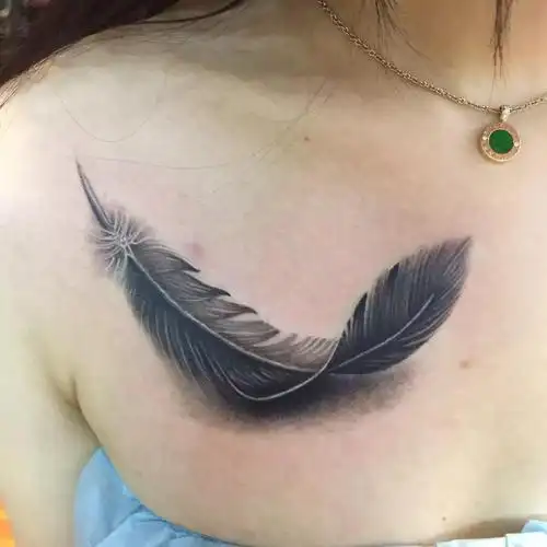 高端服装设计师李小姐锁骨下方的羽毛纹身图案锁骨纹身羽毛纹身小清新