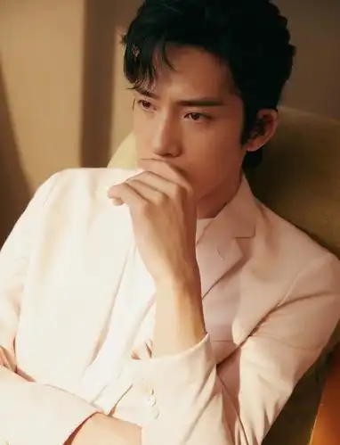 井柏然登央视端午晚会 樱花粉西装造型温柔献唱《春暖花开》