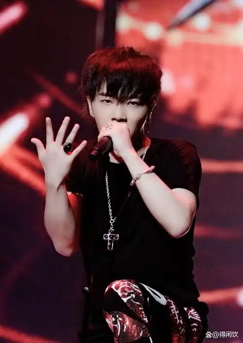 看看华晨宇出道到现在的舞台造型变化,这些年的变化为何这么大?