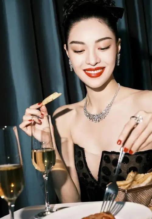 温婉秀雅的钟楚曦,美艳动人,身姿迷人的写真照!