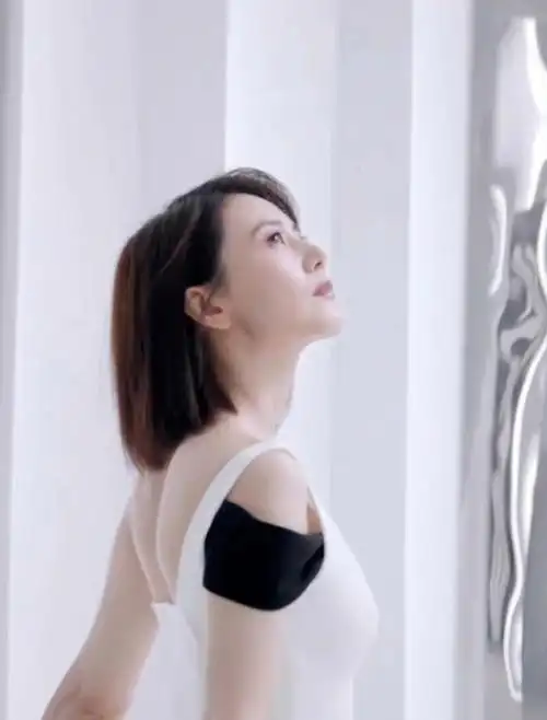 高圆圆的黑白曲线美