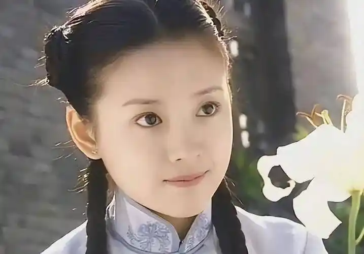 董洁曾经是大家心目中最美的"冷清秋",不过在人过中年之后,她也会被