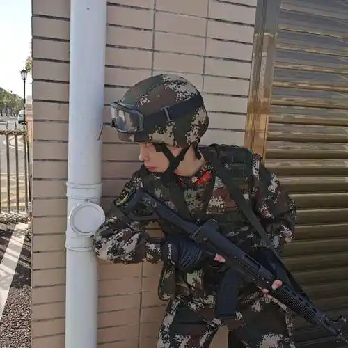 正面围堵,侧面包抄全体官兵迅速进入"战时"状态随着中队长一声令下一