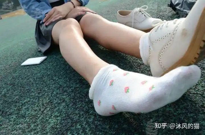 女生的脚为什么那么臭?男生能接受另外一半的脚臭味吗?
