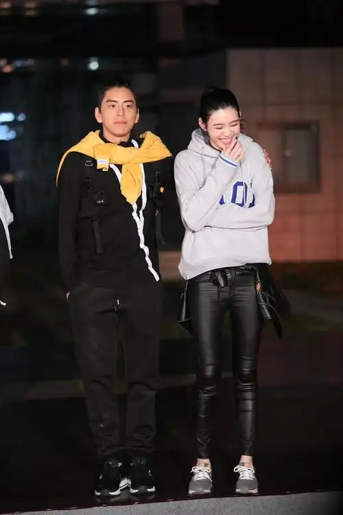 两个人的身高也很搭调,不得不说,平时看起来憨憨的王大陆,女生缘原来