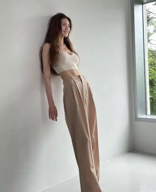 国外女歌手林珍娜,高挑纤细的身材,穿衣打扮很显高级感_气质_珍娜