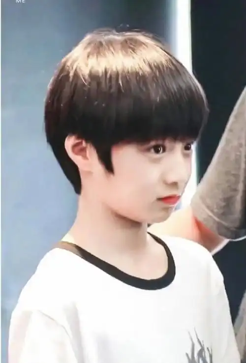 刘耀文拿奖状#,#刘耀文拿的什么奖状#刘耀文晒小时候的自己是手上拿