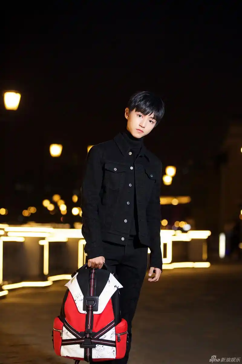 消息厉害了大长腿王俊凯街拍似神秘美少年