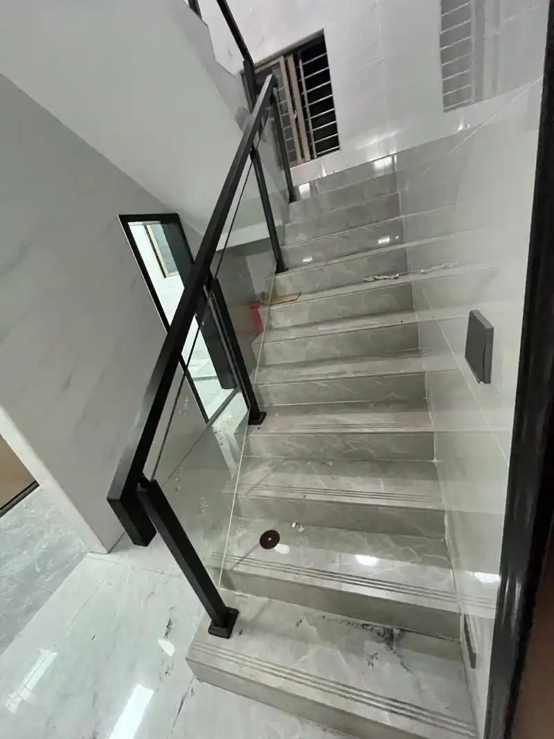 现代风玻璃楼梯77护栏～ 内卡槽立柱玻璃楼梯扶手采用不锈钢磨砂黑