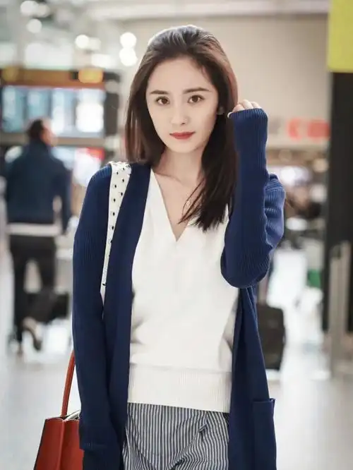 杨幂机场私服真的太美穿蓝色中长款开衫内搭小白t演绎下衣失踪穿搭术