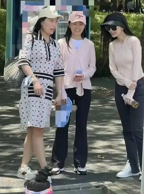 angelababy带儿子做公益,7岁小海绵身高惊人,baby帽子戴多年