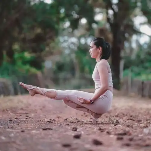 女神刘诗诗机场照:修身风衣尽显好身材,坚持运动效果好
