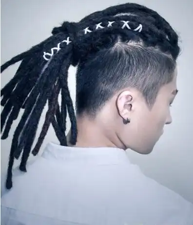 男生小辫子发型后脑勺 引人注意显帅气俏皮魅力